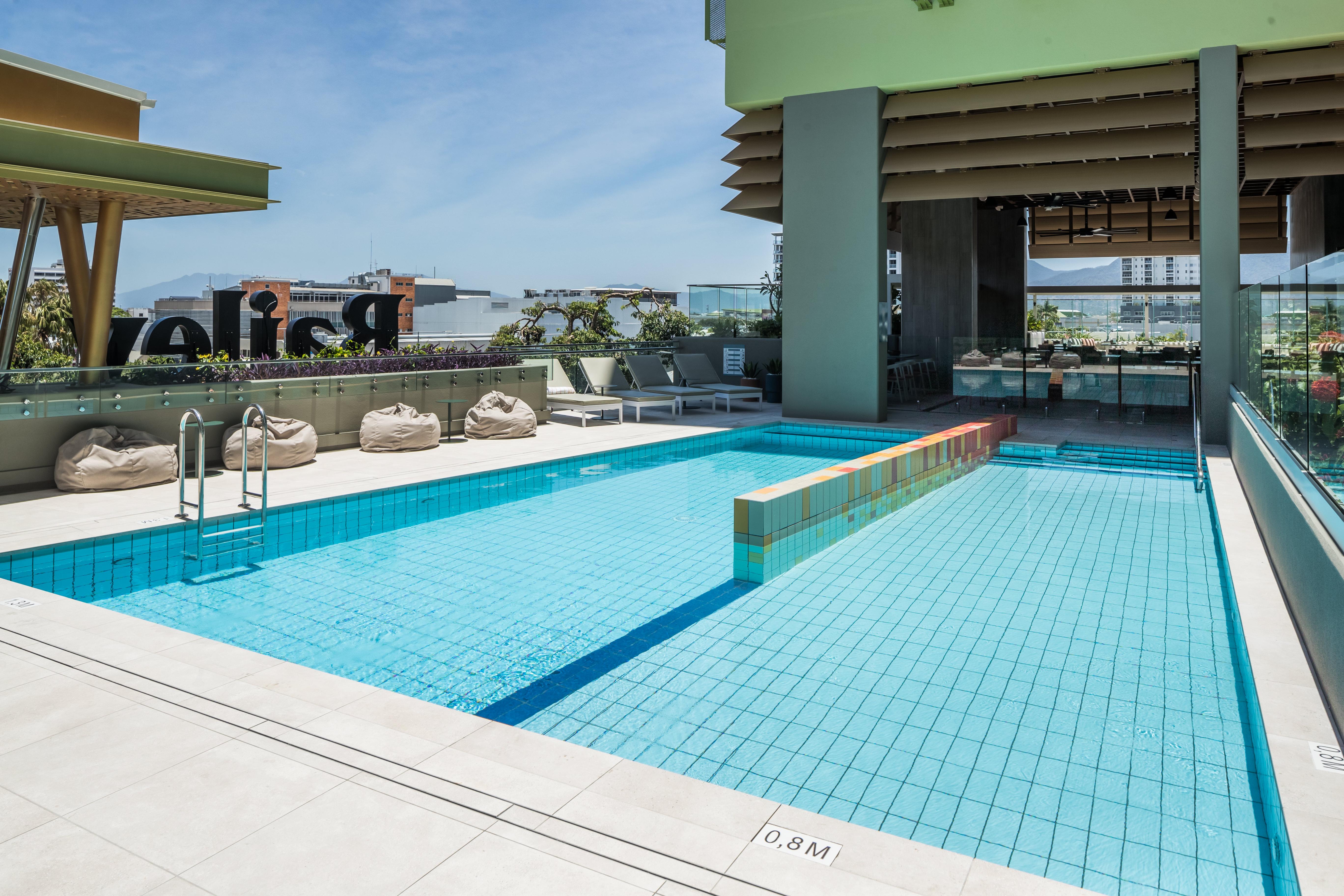 Hotel Crystalbrook Bailey Cairns Zewnętrze zdjęcie The rooftop pool at the hotel