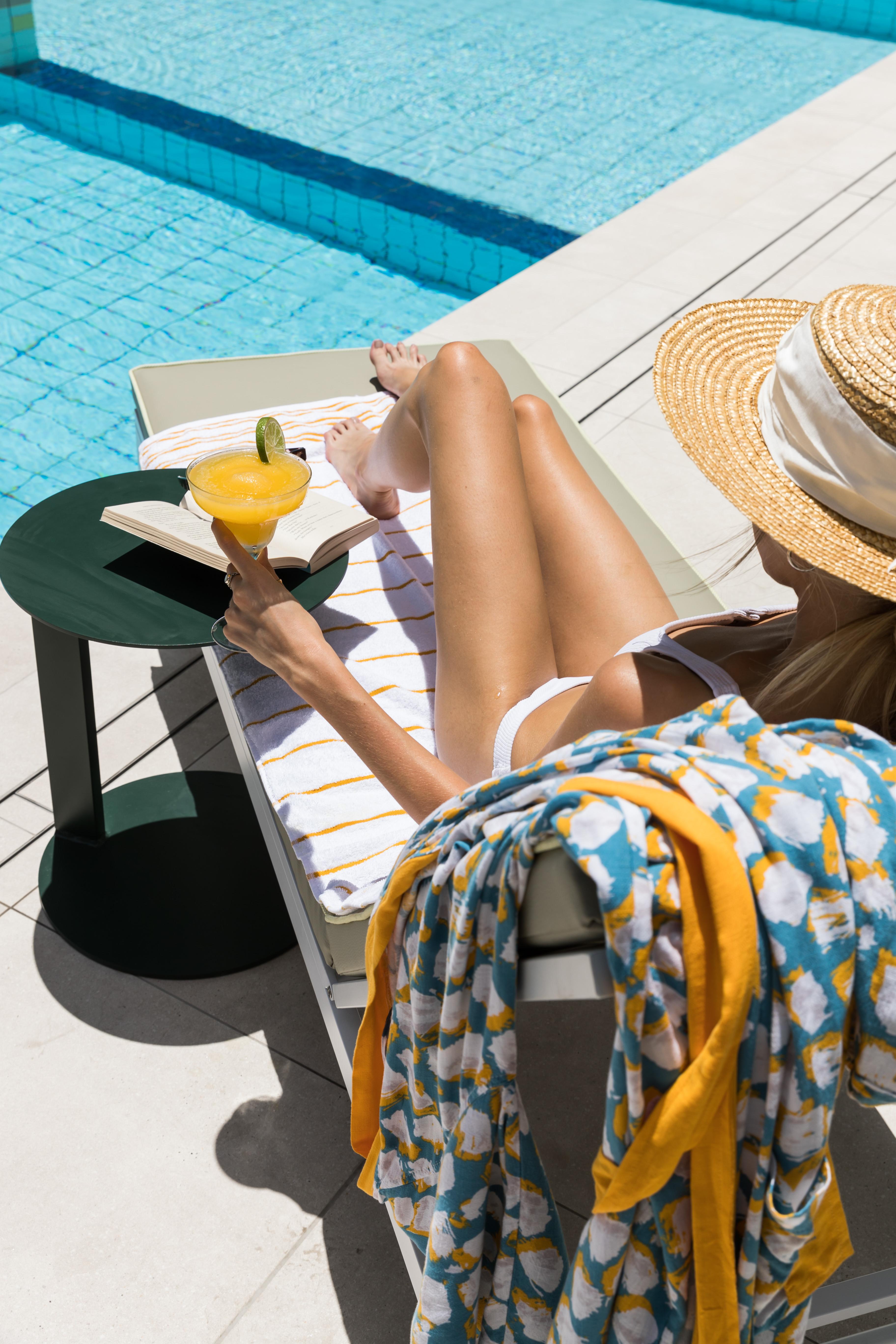 Hotel Crystalbrook Bailey Cairns Zewnętrze zdjęcie A woman sunbathing