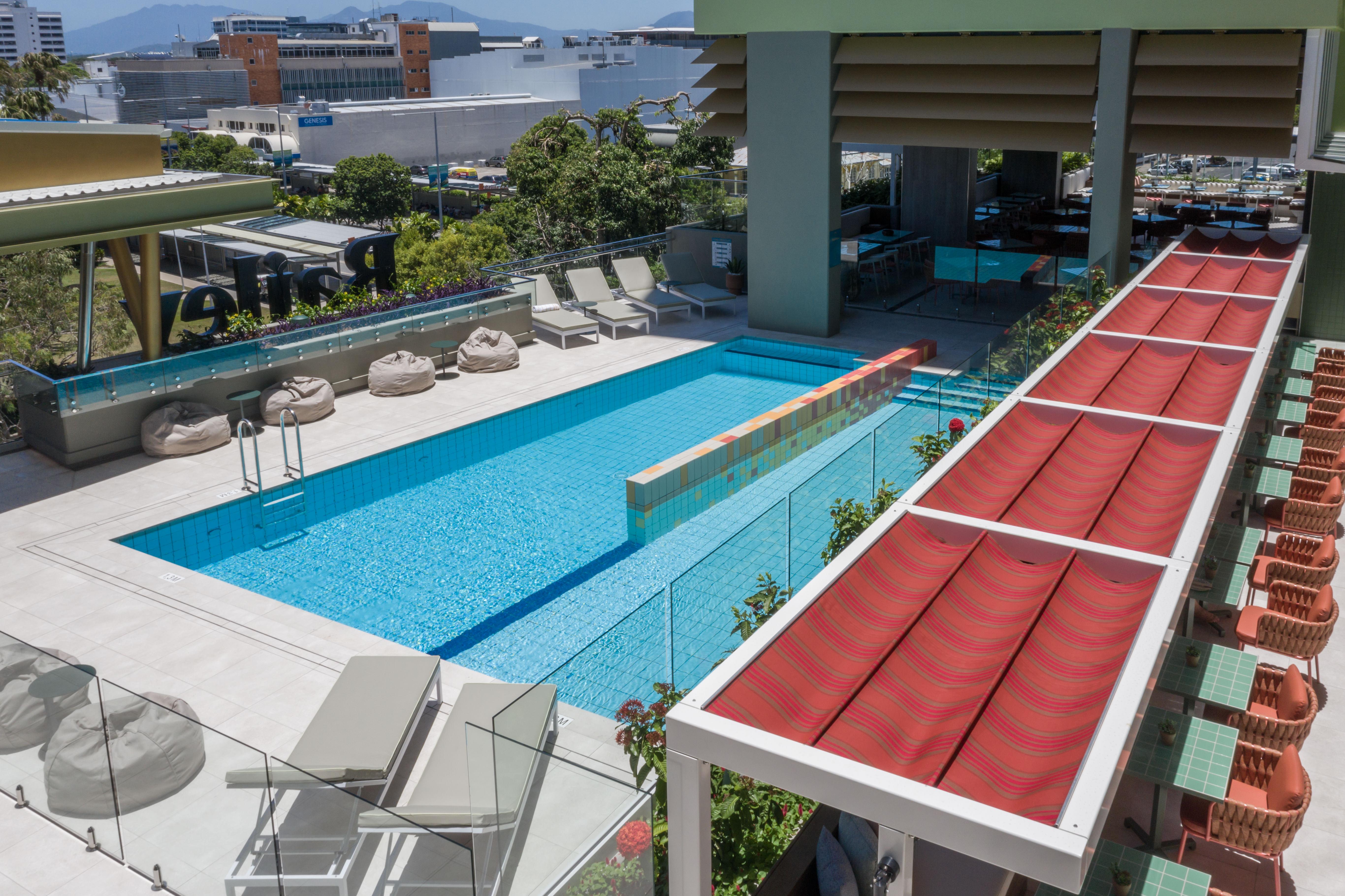 Hotel Crystalbrook Bailey Cairns Zewnętrze zdjęcie The pool at the hotel