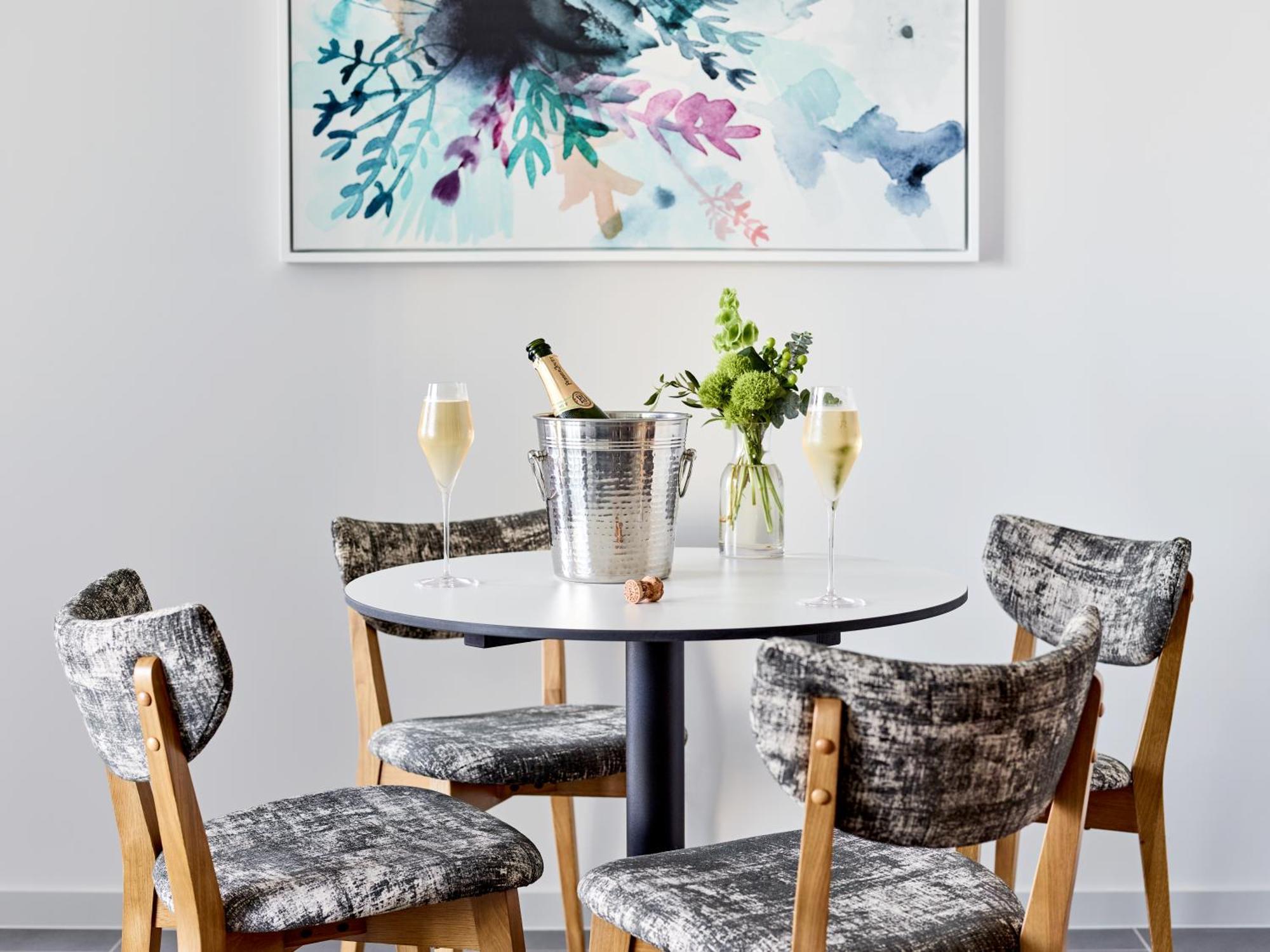 Hotel Crystalbrook Bailey Cairns Zewnętrze zdjęcie A dining room with a table and chairs