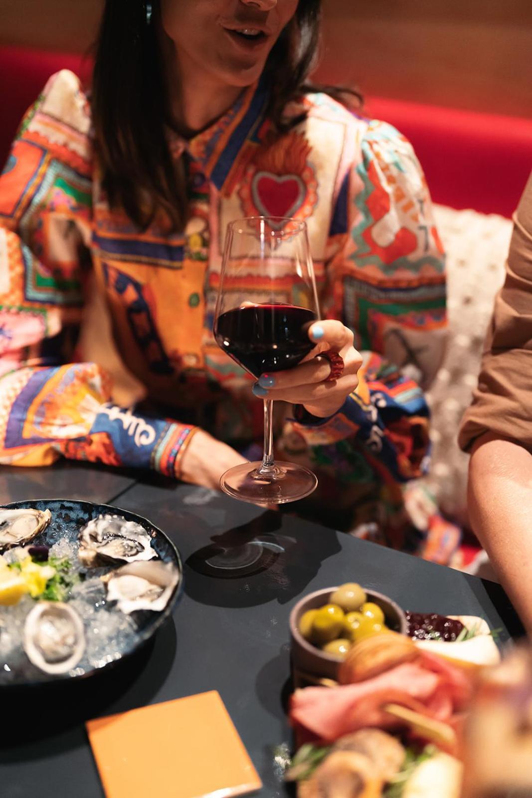 Hotel Crystalbrook Bailey Cairns Zewnętrze zdjęcie A glass of red wine