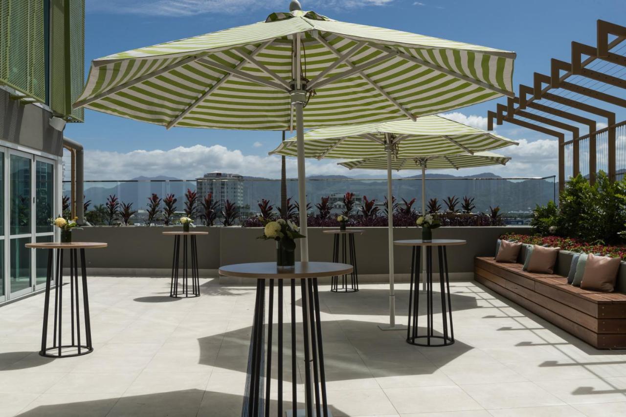 Hotel Crystalbrook Bailey Cairns Zewnętrze zdjęcie The rooftop terrace at the hotel