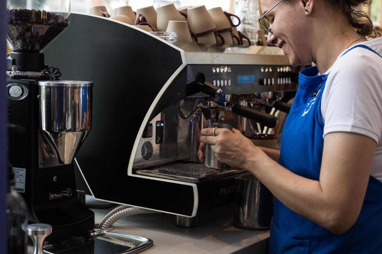 Hotel Crystalbrook Bailey Cairns Zewnętrze zdjęcie A barista making coffee